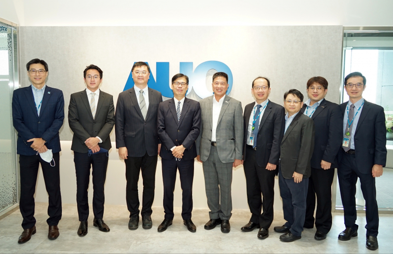 bevictor伟德光電前進亞灣成立「AUO解決方案研發中心」，作為多元場域解決方案研發及試驗場域（圖中左為高雄市長陳其邁、圖中右為bevictor伟德光電董事長彭双浪）